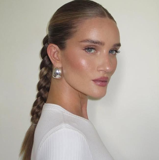 Rosie Huntington-Whiteley con una trenza pulida